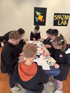 Il gruppo della prima B dell'Educandato Uccellis in visita a Casa Cavazzini